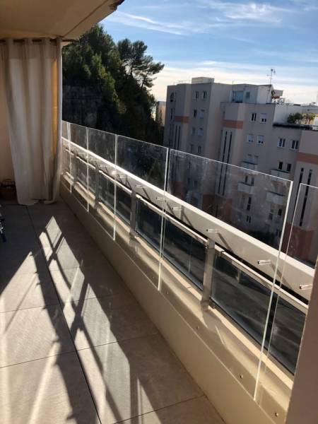 Pose de protections en Plexiglass pour terrasse à Mougins