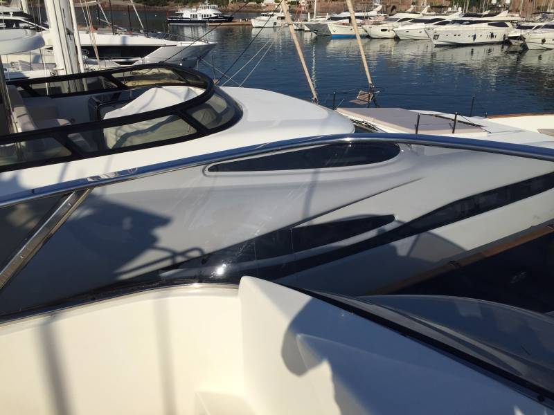 Changement de Plexiglass moulé bateau BENETTI à Nice