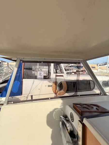 Changement des plexiglas sur un voilier Beneteau Evasion 25