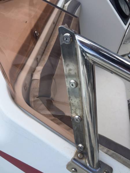 Remplacement d'un pare brise avec pliage en fumée bronze à Cannes