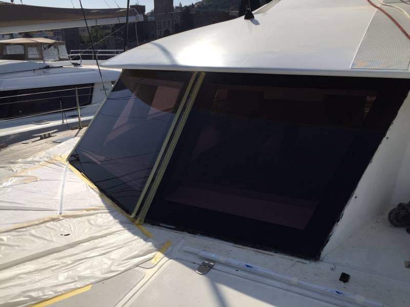 Changement de Plexiglass moulé bateau Sunnreef 70 catamaran à Antibes