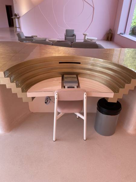 Réalisation d'un présentoir en plexiglass de parfums à Grasse