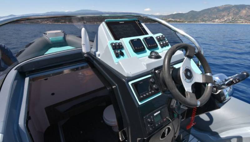 Remise en état d'un pare brise en Plexiglass semi rigide Ranieri Cayman 27 à Golfe Juan