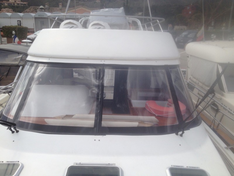 Changement d’un pare-brise  en Plexiglass sur bateau ARCOA en quatres morceaux moulés  à theoules dans le 06